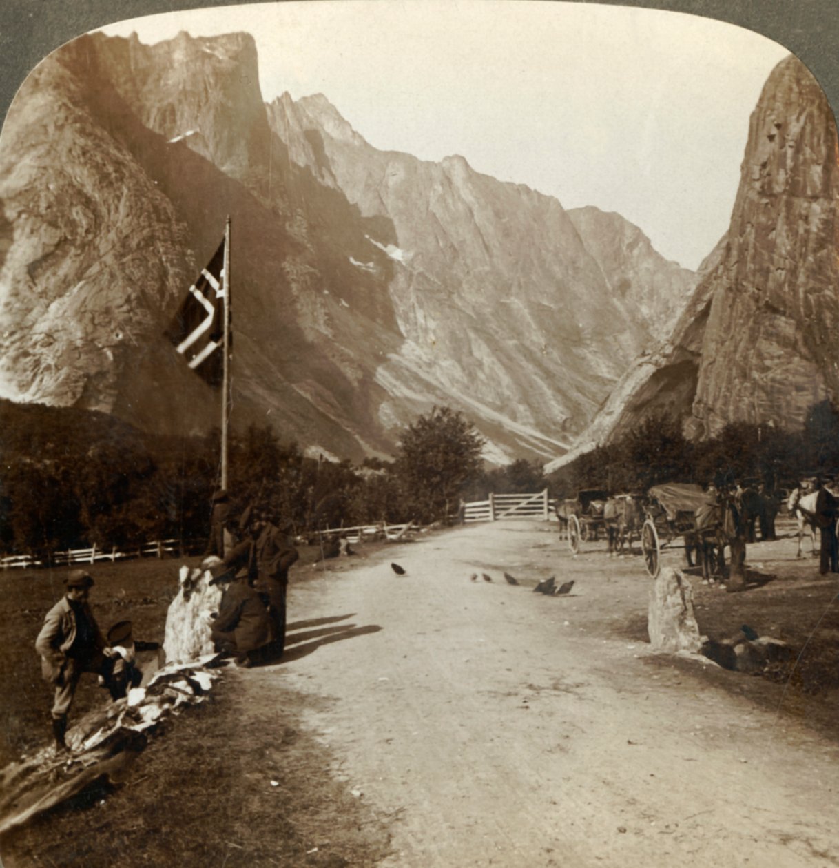 Rullete rekke av Troldtinder eller heksetippene fra dalveien, Horgheim, Norge, c1905. av Unbekannt