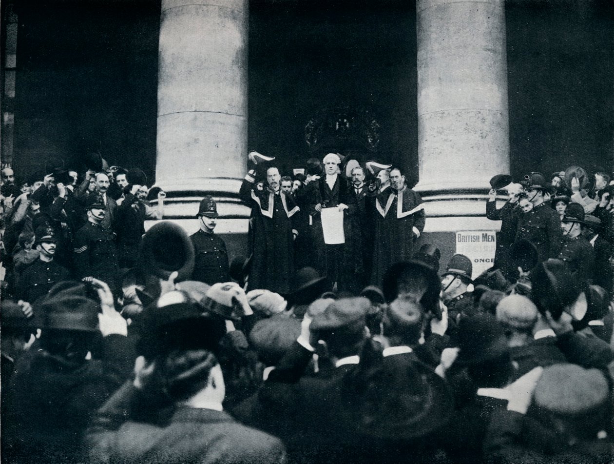 Leser proklamasjonen av krigen mot Tyrkia fra Royal Exchange, London, 1914 av Unbekannt