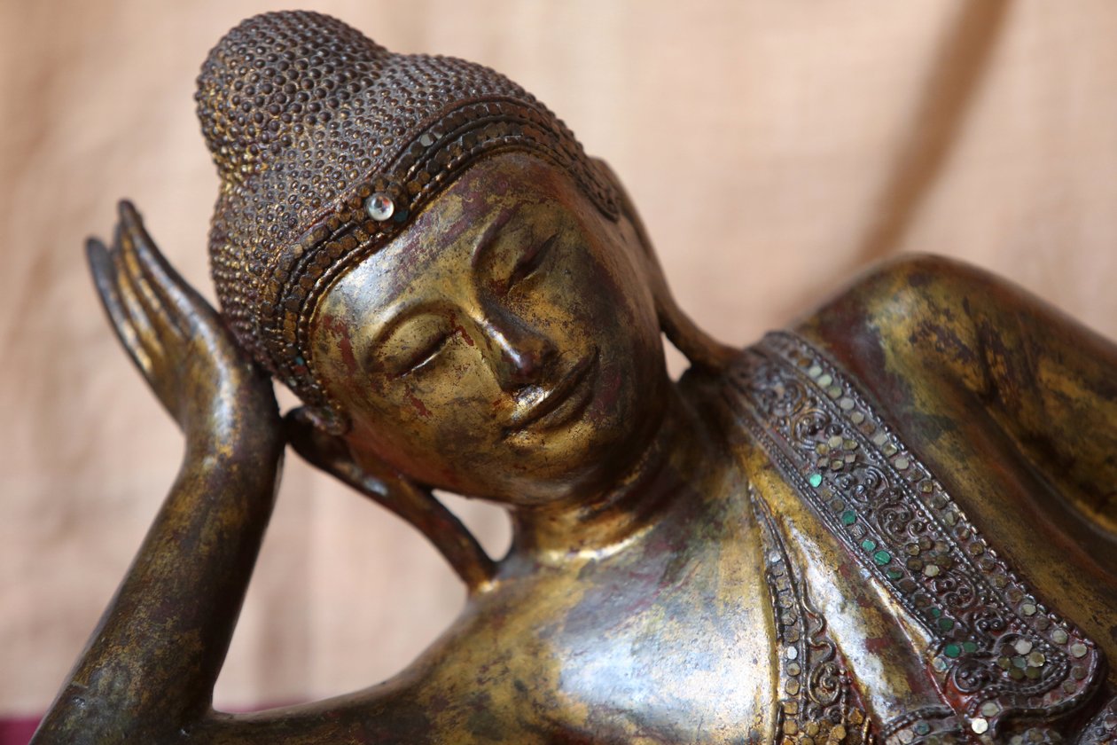 Tilbakelent Buddha-statue. Gretz. Frankrike av Unbekannt