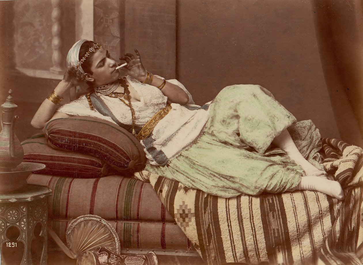 Liggende kvinne som røyker, 1870-90. av Unbekannt