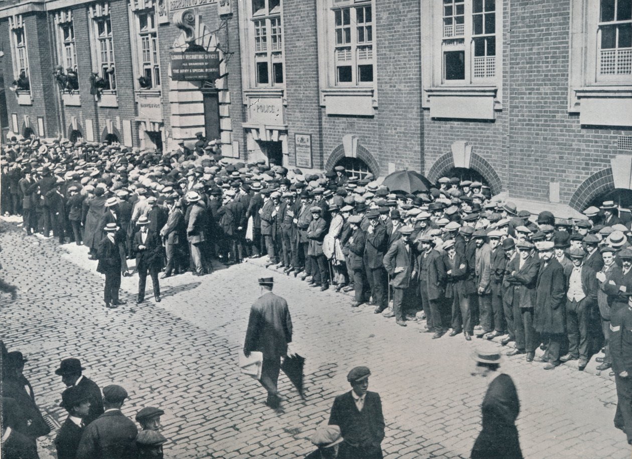Rekrutter venter utenfor Londons rekrutteringsdepot, 1914 av Unbekannt