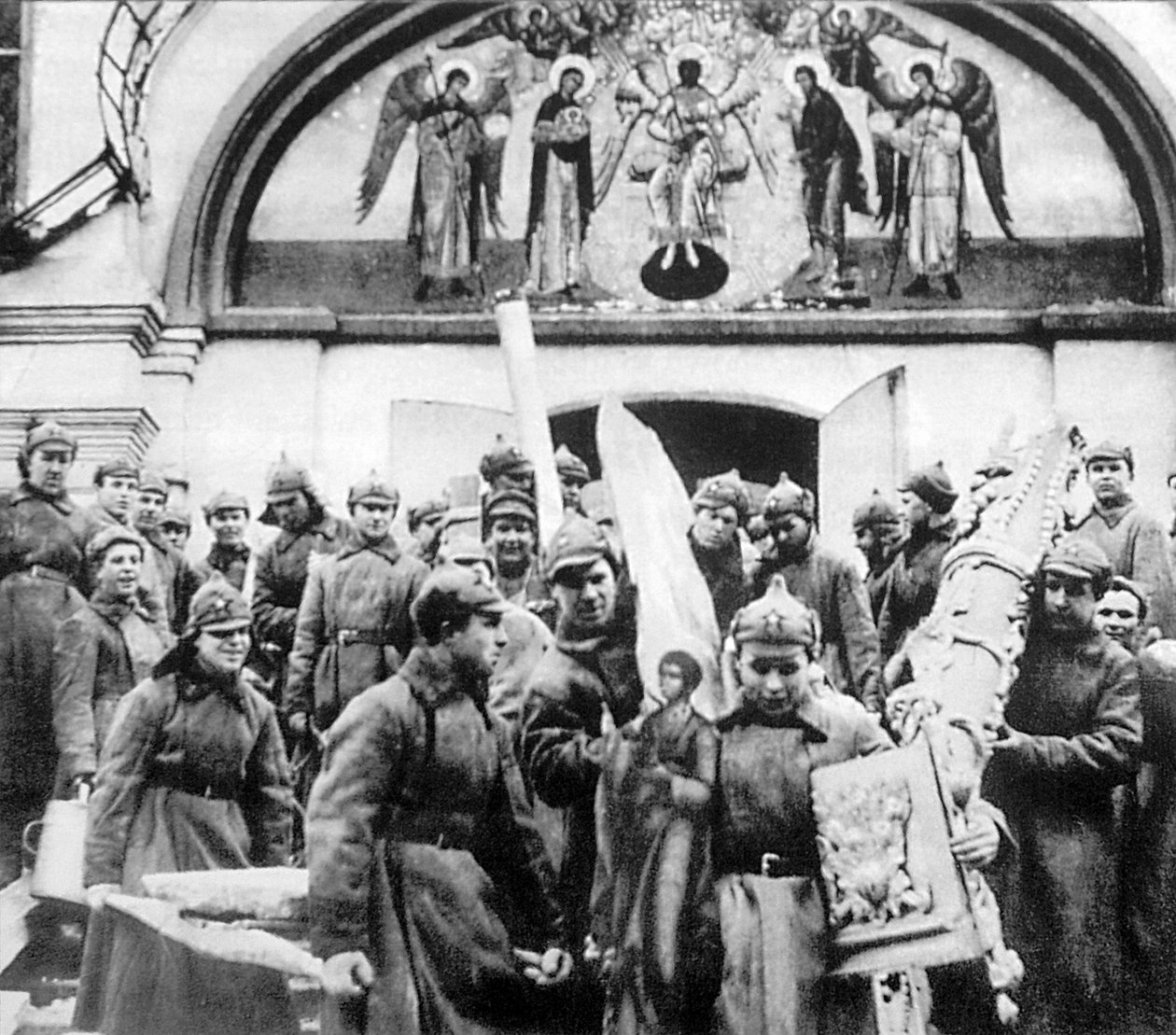 Røde hærs menn som konfiskerer kirkeskatter i Simonov-klosteret, Moskva, USSR, 1925 av Unbekannt