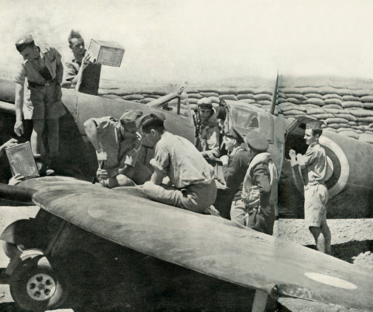 Påfylling av drivstoff og omvæpning av Spitfire-jagerfly, Malta, andre verdenskrig, 1942 1944. av Unbekannt