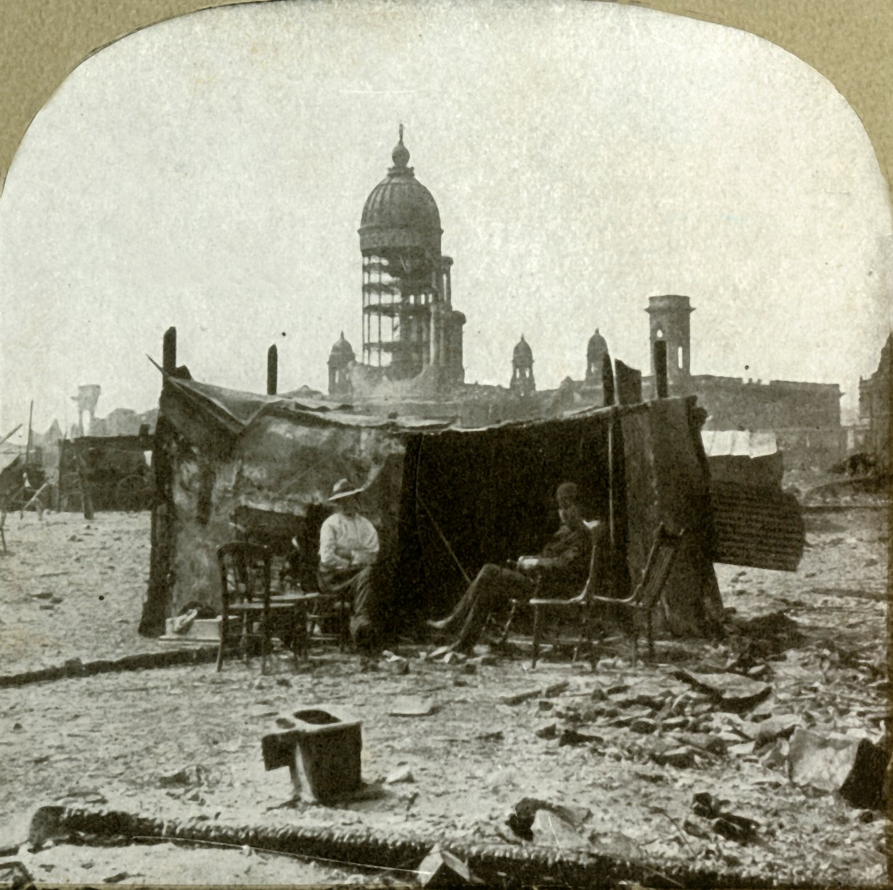 Flyktningleir laget av skrap [av] bølgeblikk samlet fra ruinene, 1906. av Unbekannt