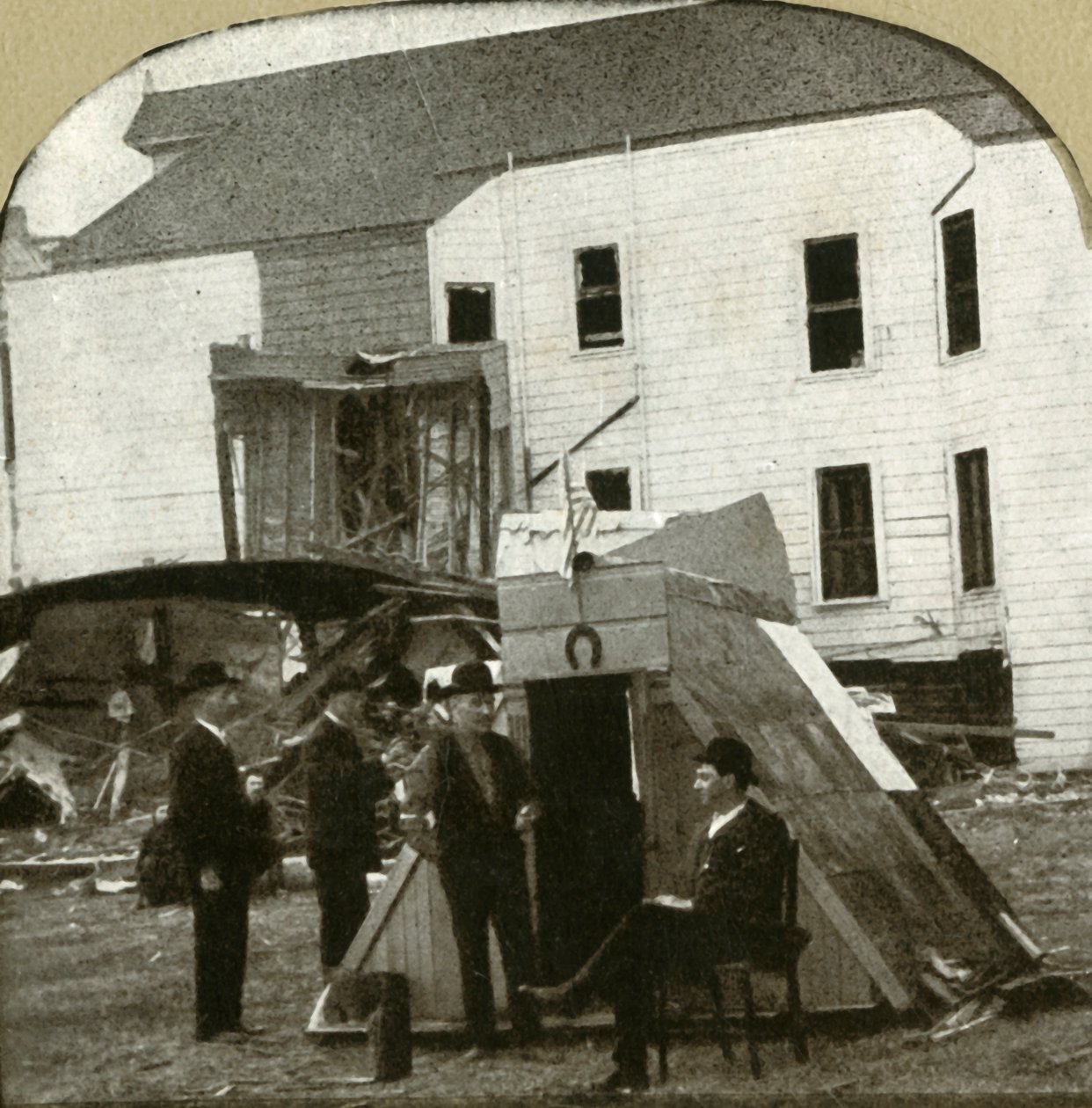 Flyktningleir, tidligere bolig i ruiner i bakgrunnen. Dette er jordskjelvarbeid, 1906. av Unbekannt