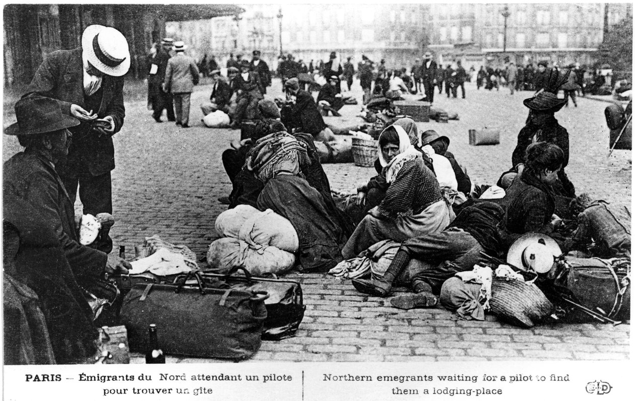 Flyktninger fra nord venter på en guide for å finne losji for dem, Paris, første verdenskrig, 1914-1918 av Unbekannt