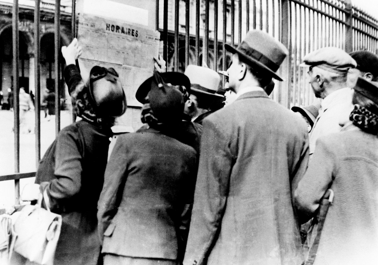 Flyktninger som studerer en togrute, Gare de lEst, Paris, juli 1940 av Unbekannt