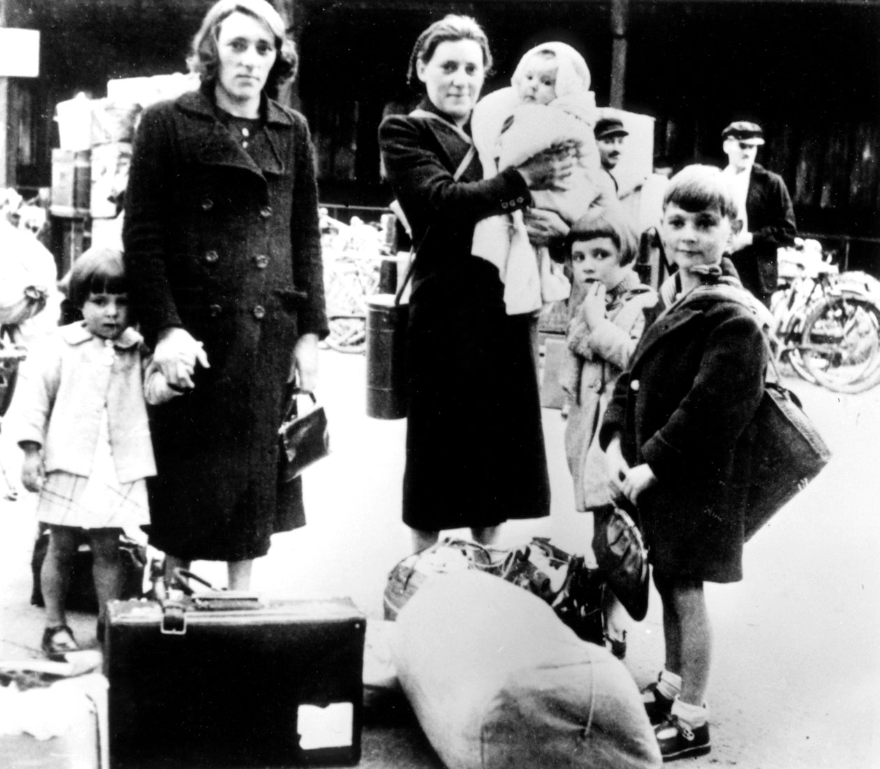 Flyktninger med sine eiendeler, tysk-okkuperte Paris, juli 1940 av Unbekannt