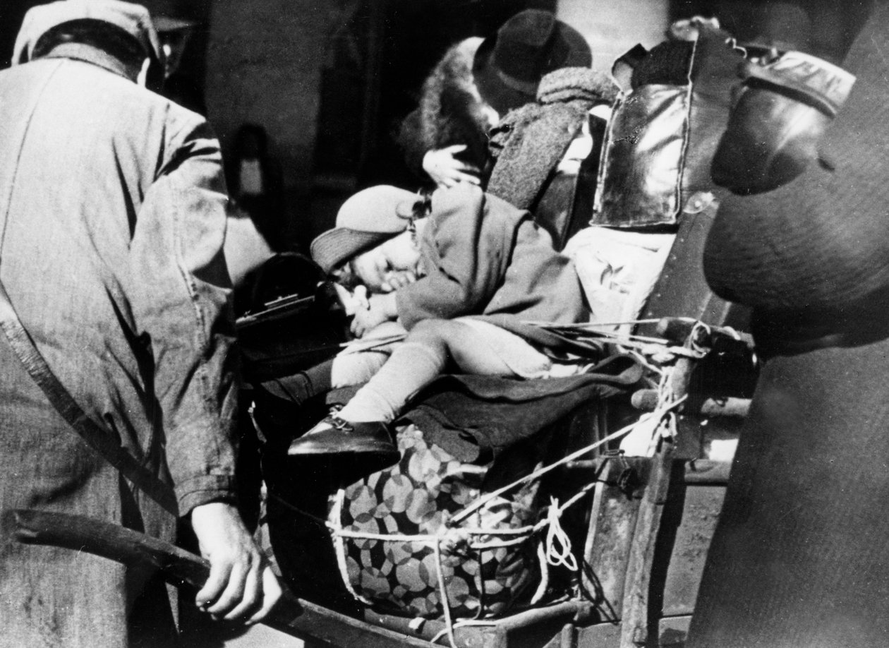 Flyktninger med bagasjen ved Gare de lEst, Paris, august 1940 av Unbekannt