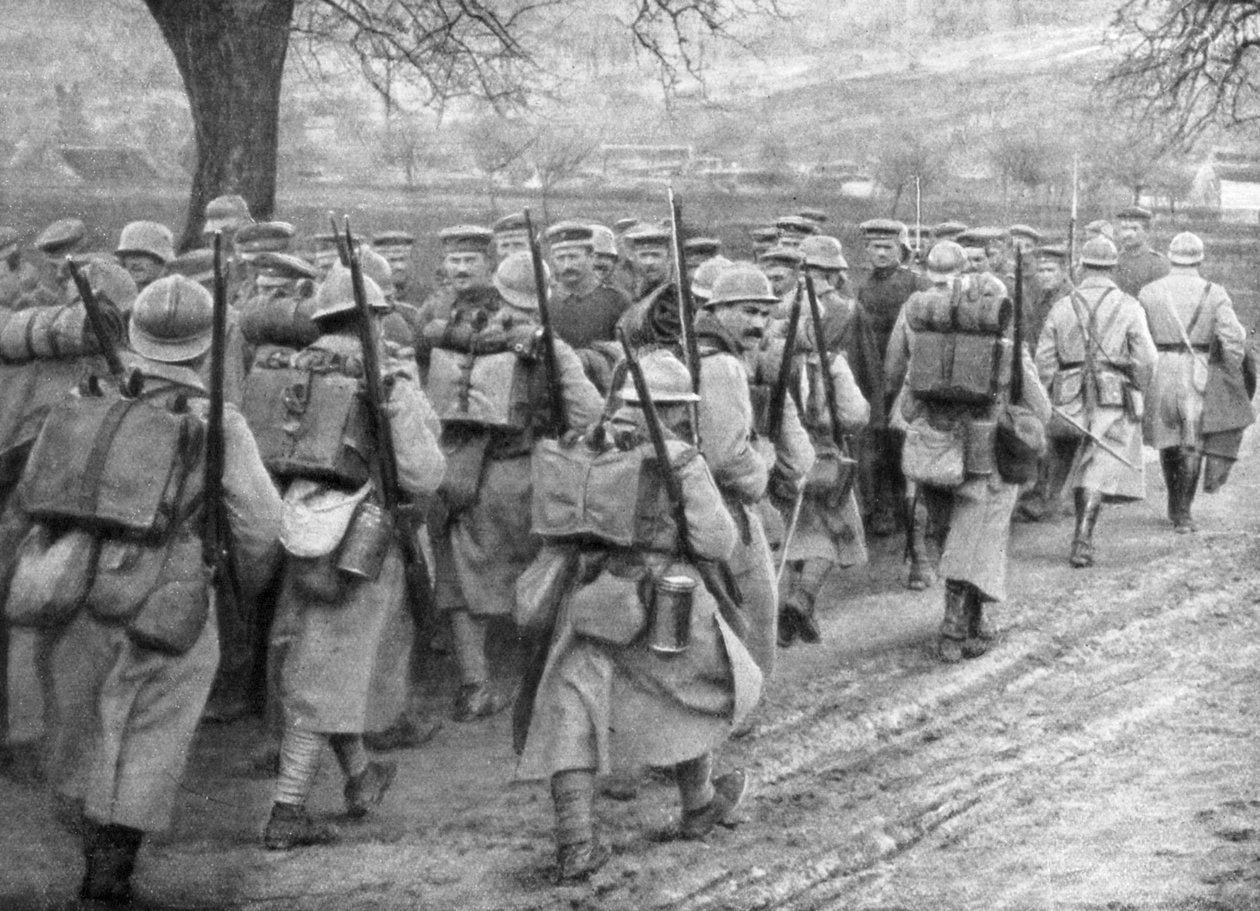 Hjelpe fransk infanteri som passerer en linje med fanger, Plessis-de-Roye, Picardie, Frankrike, 30. mars 1918 av Unbekannt
