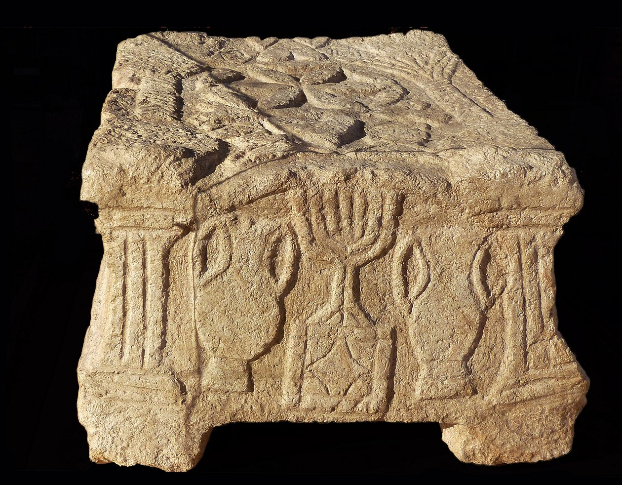 Relieff som viser en syv-grenet menorah, Magdala-synagogen (stein) av Unbekannt