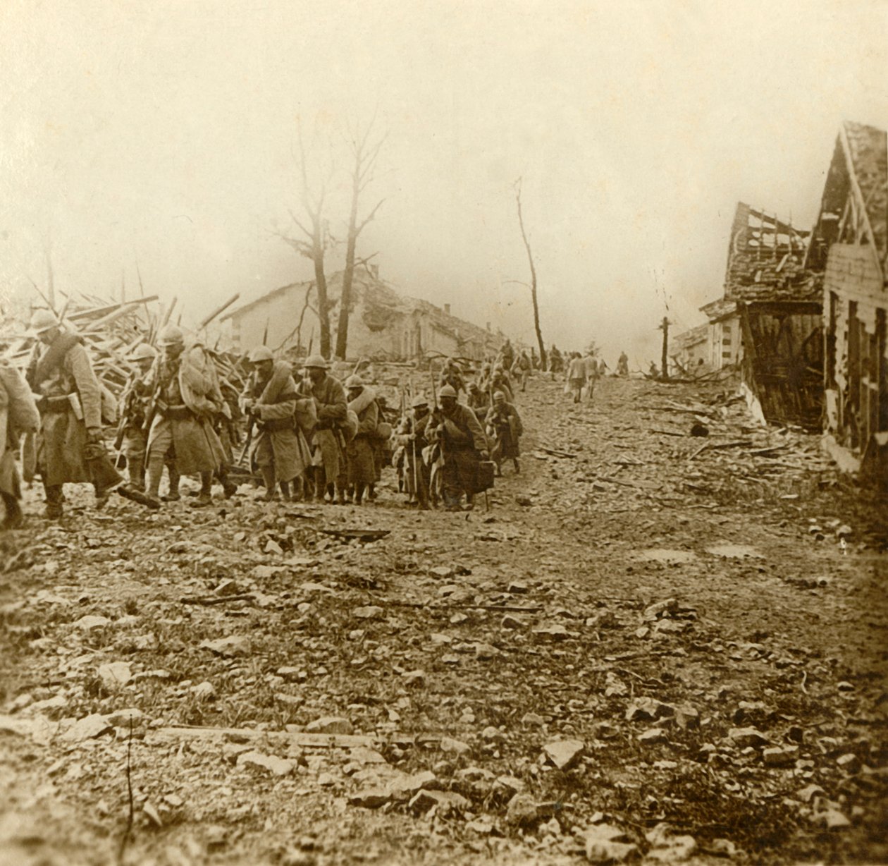 Hjelpeinfanteri ved angrepet av Douaumont, Nord-Frankrike, 1916 av Unbekannt