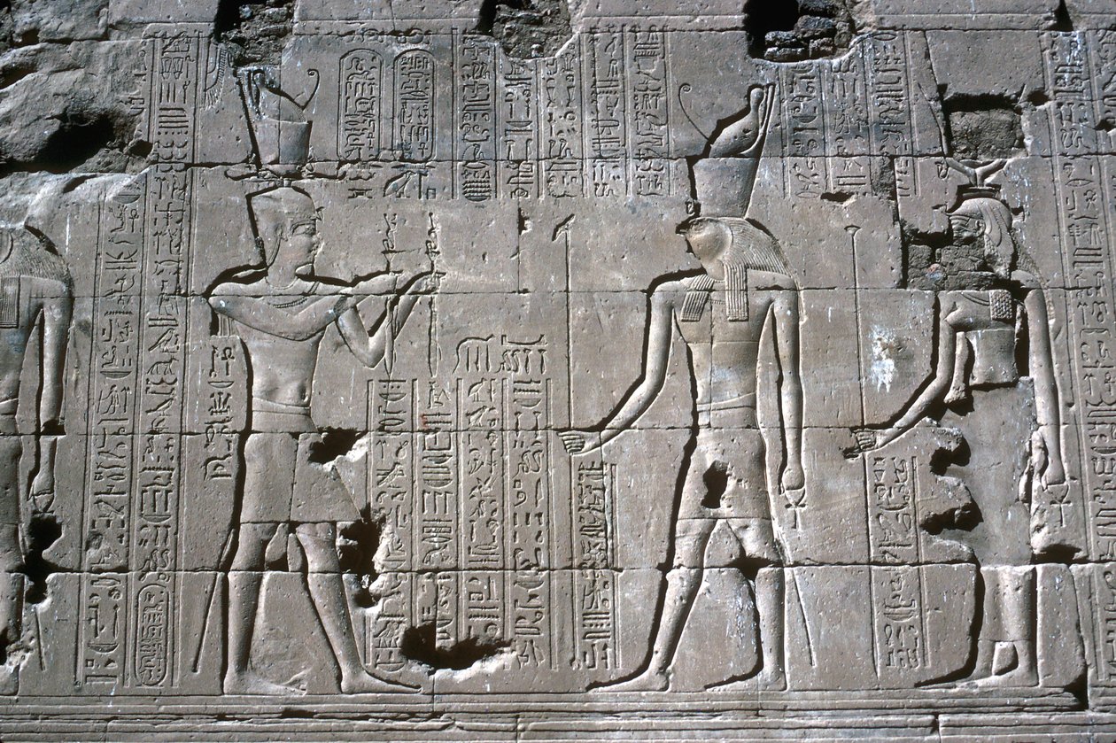 Relieff av farao før Horus, Horus tempel, Edfu, Egypt, ptolemaisk periode, c251 f.Kr.-c.246 f.Kr. av Unbekannt