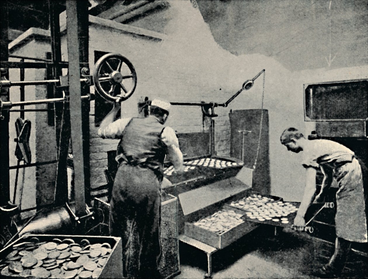 Fjerner kjeks fra ovnen, c1917 av Unbekannt