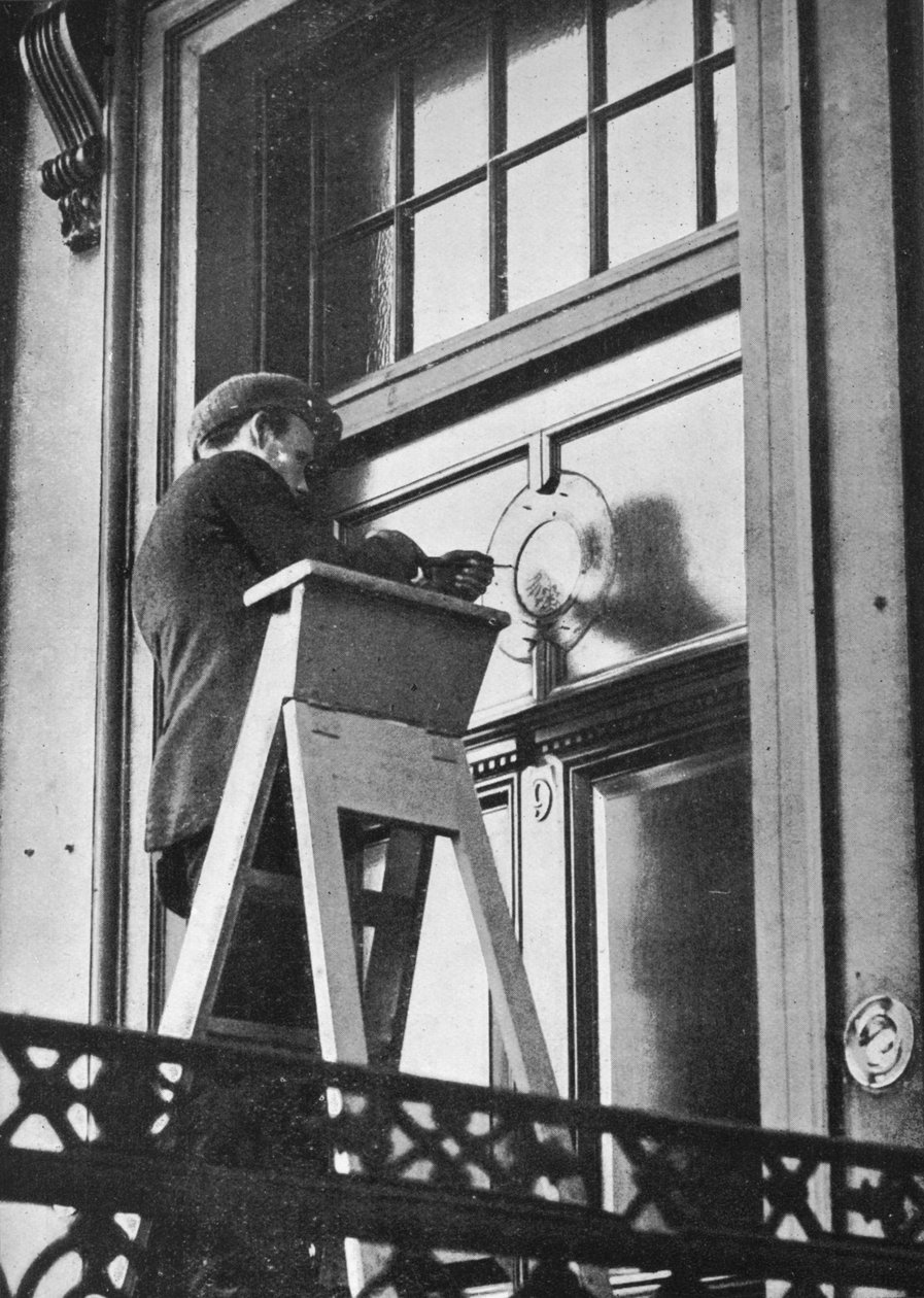 Fjerner tyske emblemer fra den tyske ambassaden, Carlton House Terrace, London, 1914 av Unbekannt