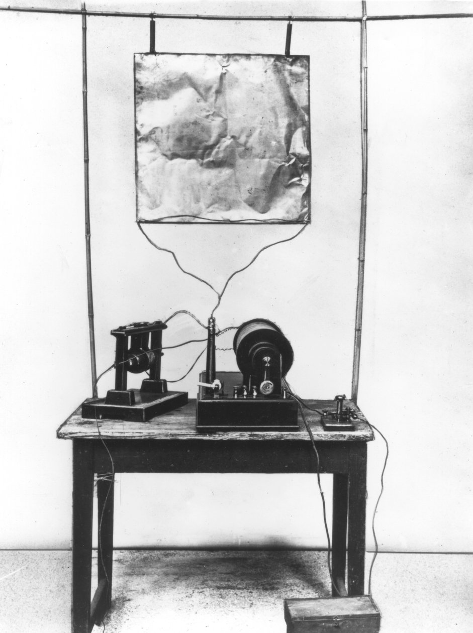Replika av Marconis første sender brukt i hans tidlige eksperimenter i Italia, 1894 av Unbekannt