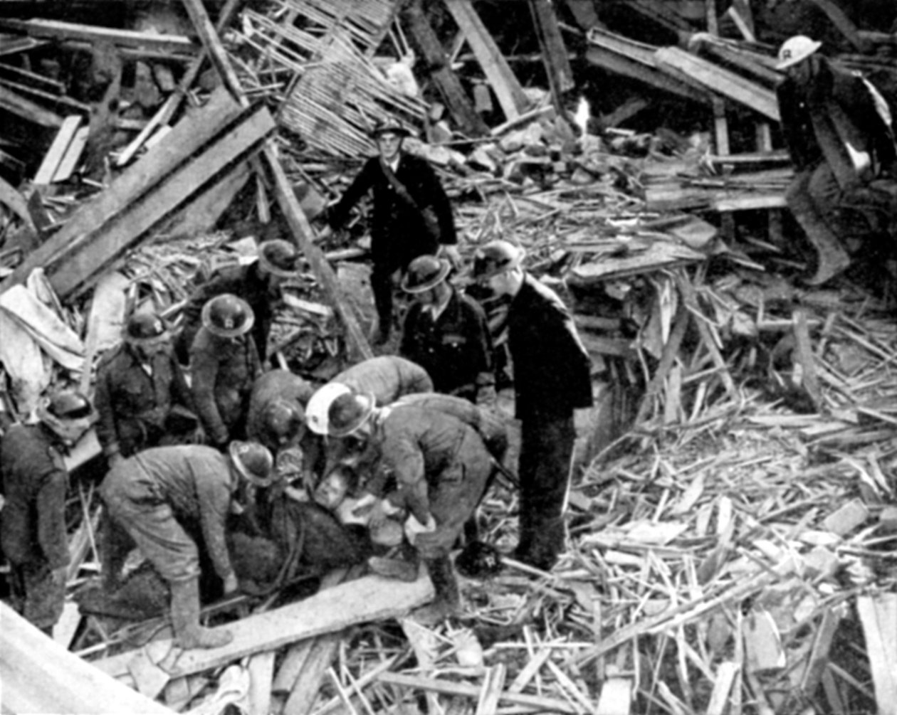 Redningsarbeidere løslater en mann fra en bombeskadet bygning, andre verdenskrig, 1940 av Unbekannt