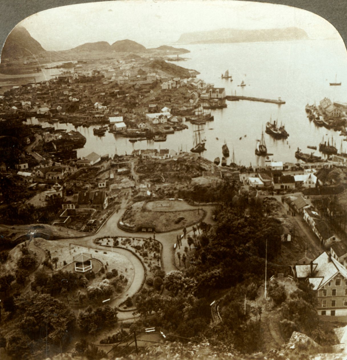 Gjenopprette en brent by - Ålesund, en øyhavn, og viktig torskefiskmarked, Norge, ca 1905. av Unbekannt