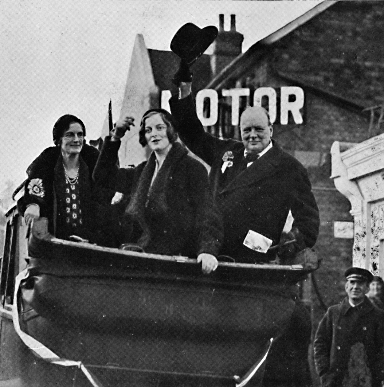 Returnert for Epping. Fru Churchill og datteren Diana deler lykke og seier, 1931, 1945. av Unbekannt