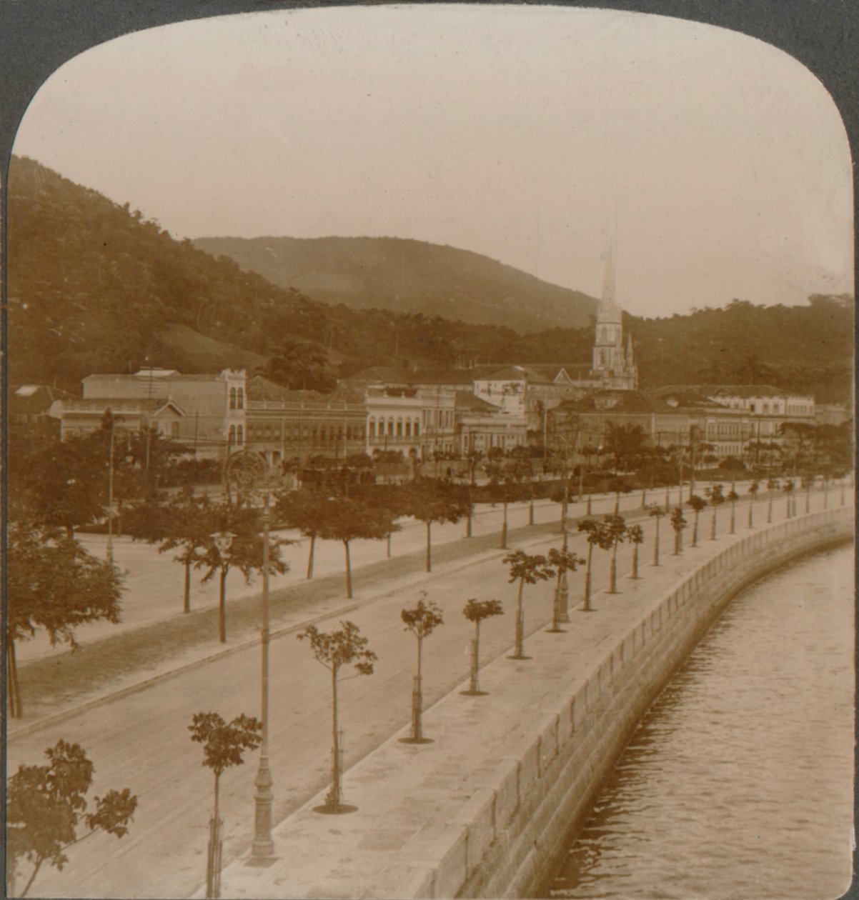 Rio Janeiros 5 mils kai, som omkranser verdens største landlåste bukt, c1900 av Unbekannt