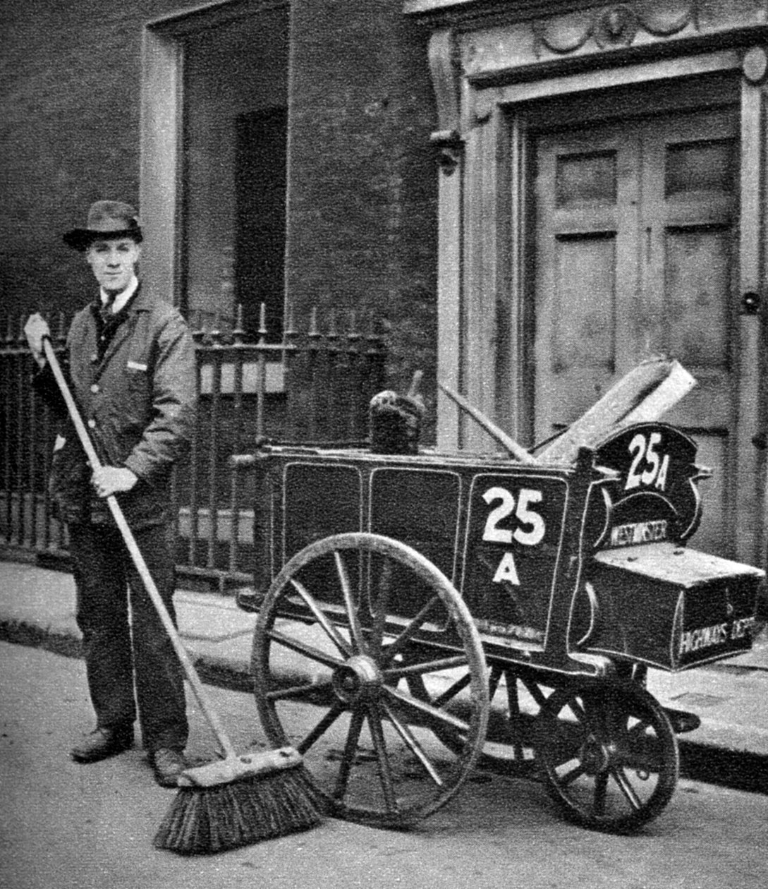Road sweeper, London, 1926-1927 av Unbekannt