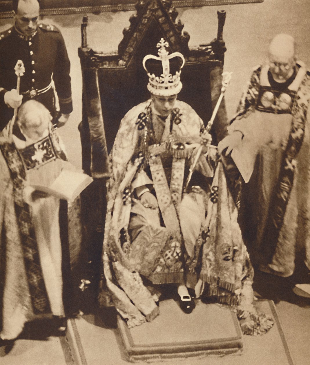 Robed and Crowned, 12. mai 1937 av Unbekannt