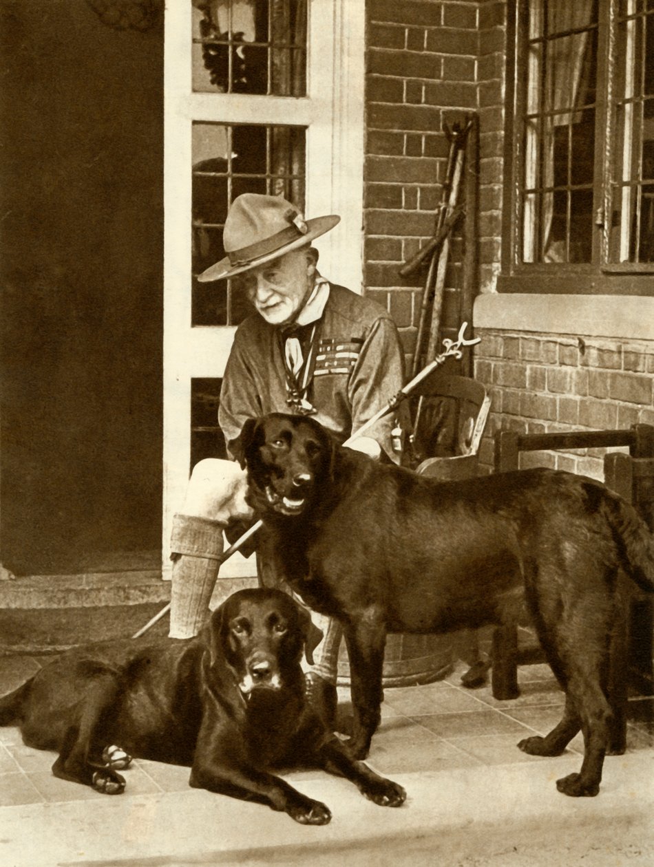 Robert Baden-Powell hjemme med hundene sine, c1929, 1935. av Unbekannt