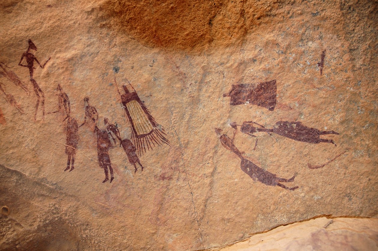 Bergkunst, forhistorie: Bergmaleri av en gruppe karakterer og "guerbaer" (ytre) har frynser og uten frynser i et utsmykket ly, i Uweinat-massivet, Sudan. Periode fra 8000 til 3000 år f.Kr. Fotografering av Unbekannt