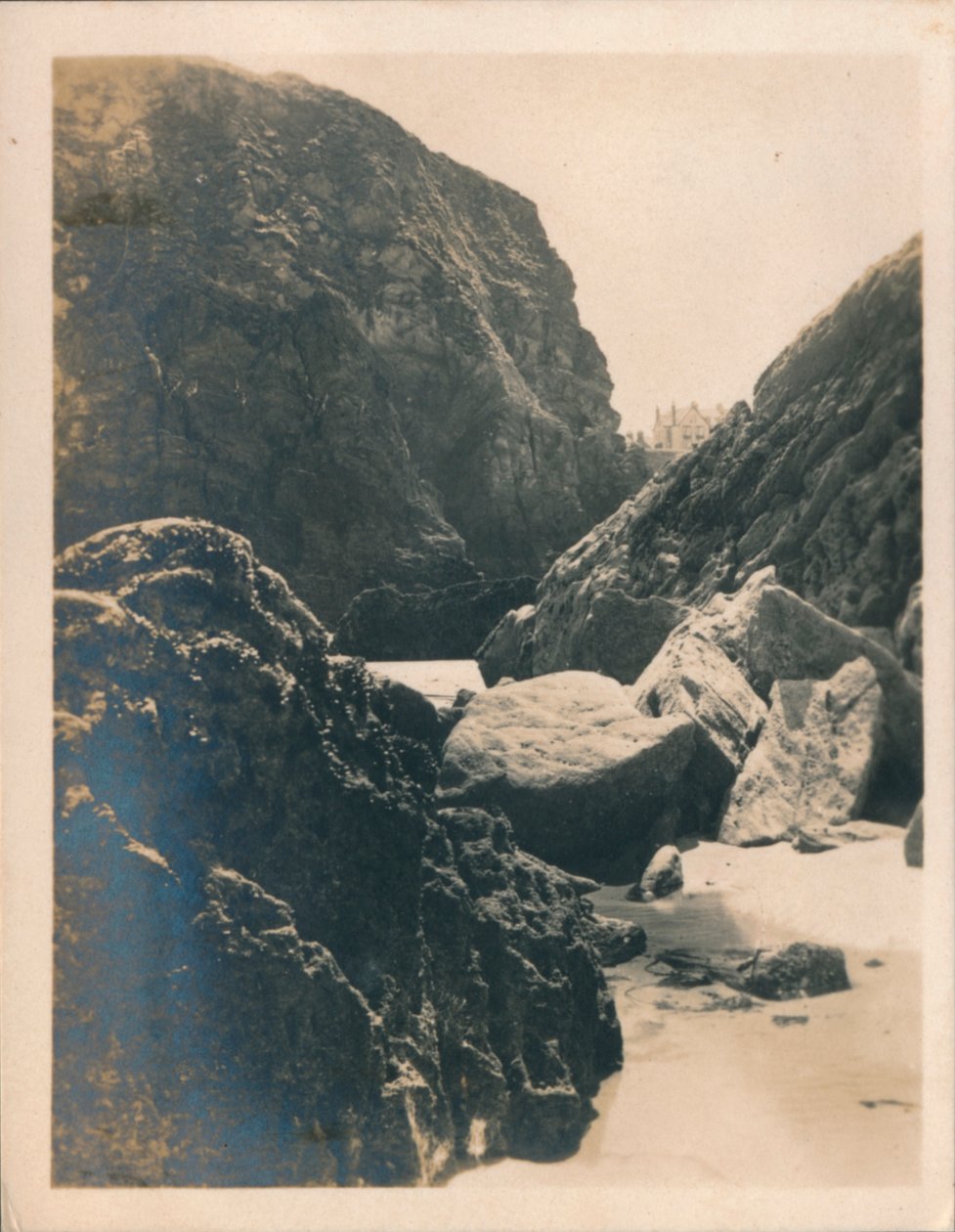 Rocks ved Newquay, 1927 av Unbekannt