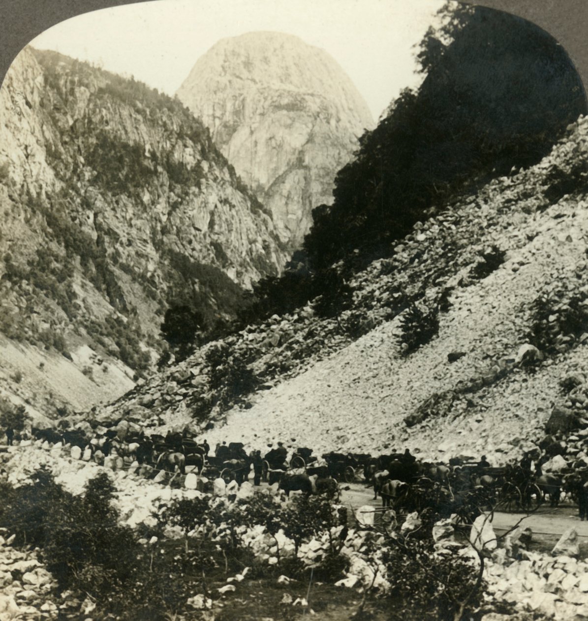 Rocky Jordalsnut 3620 fot fra siden av veien fylt med turistvogner, Norge, c1905. av Unbekannt