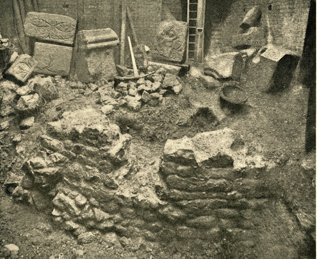 Romerske levninger funnet i en bastion av London-muren, 1908 av Unbekannt