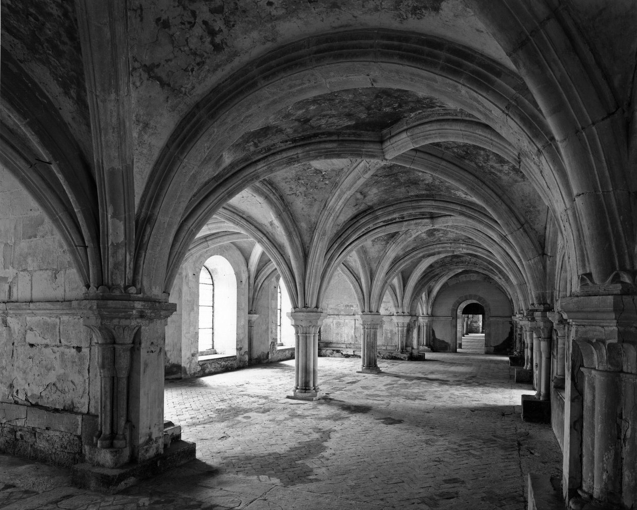 Romansk arkitektur: utsikt over den kapitulære salen til cistercienserklosteret Fontenay grunnlagt i 1118 (Cote d