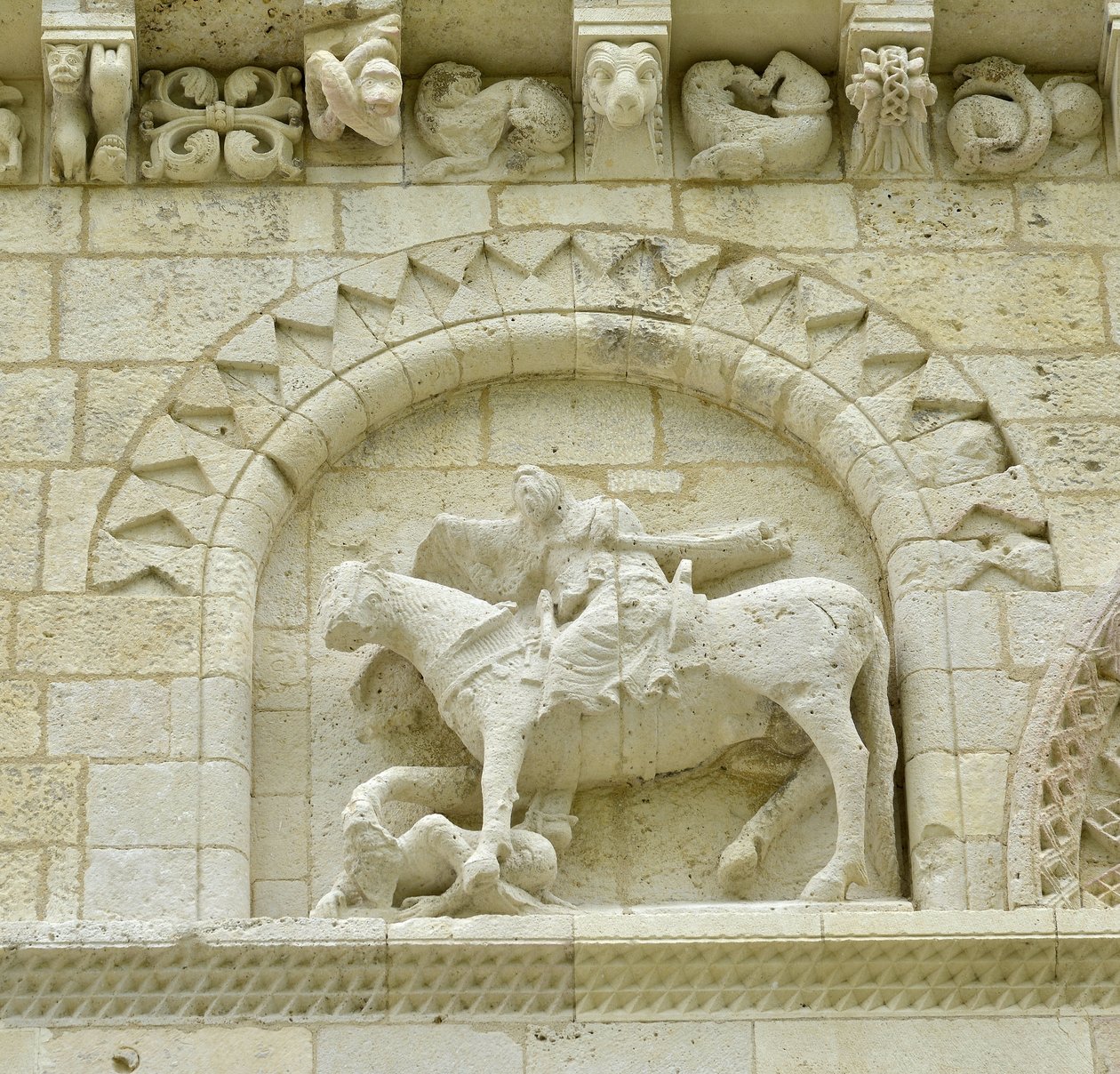 Romansk kunst: detalj av fasaden som viser Hugues de Surgeres og Geoffroy de Vendome eller keiser Konstantin I den store hvis fot av hesten ville tråkke Heresie og Kristus triumferende over ondskap og død, Notre Dame (Notre-Dame) de Surgeres (17700) av Unbekannt