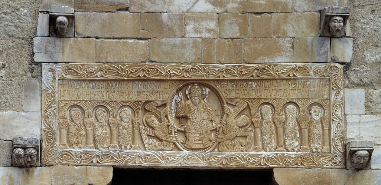 Romansk kunst: overligger som representerer en gruppe apoloner som omgir Kristus støttet av to engler. St. Michaels kirke av Saint Genis des Fontaines. 1000-tallet (Østlige Pyreneene) av Unbekannt