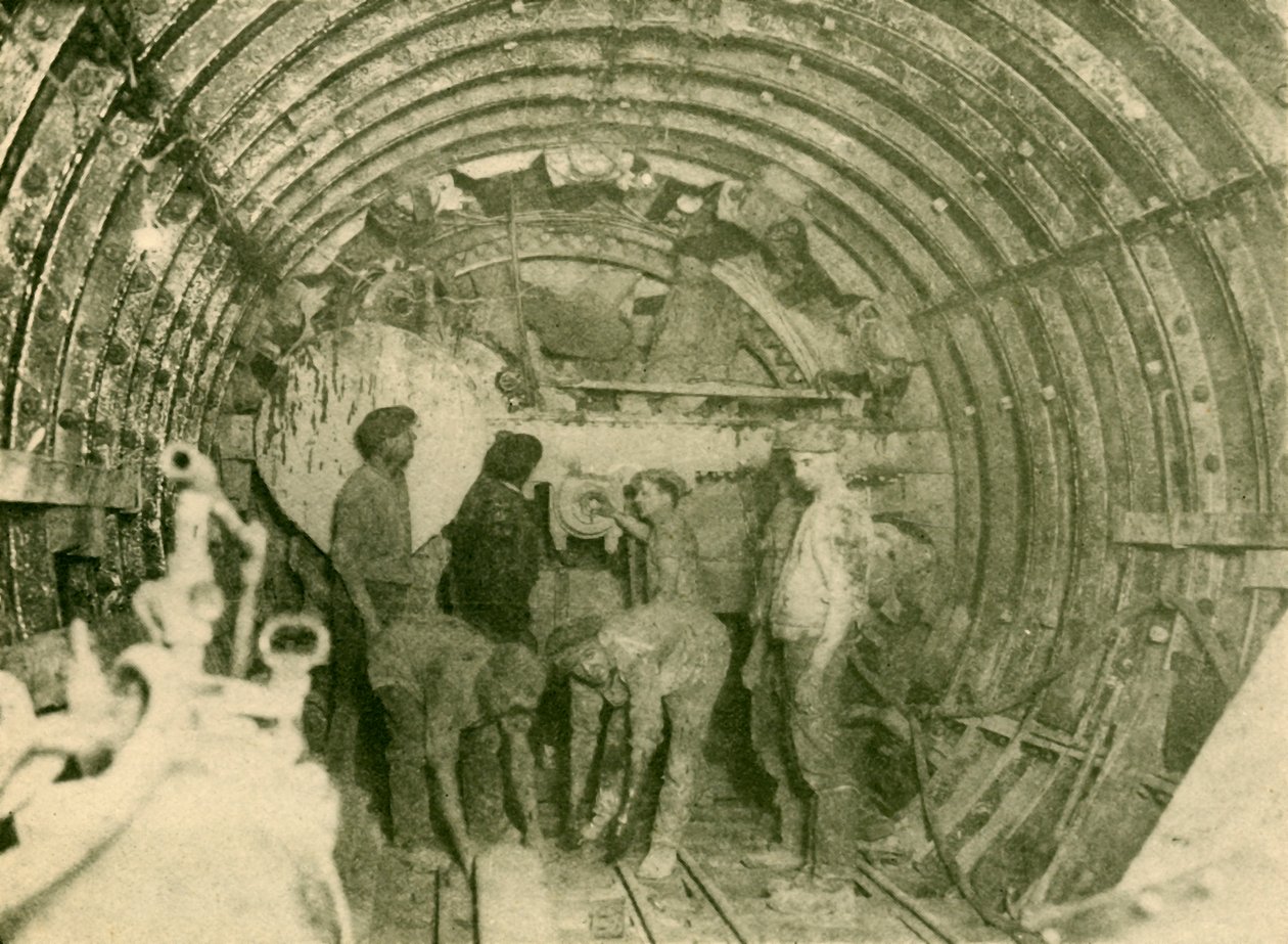 Roterende kutter på jobb i det utvidede røret til City og South London Railway Line, c1930. av Unbekannt