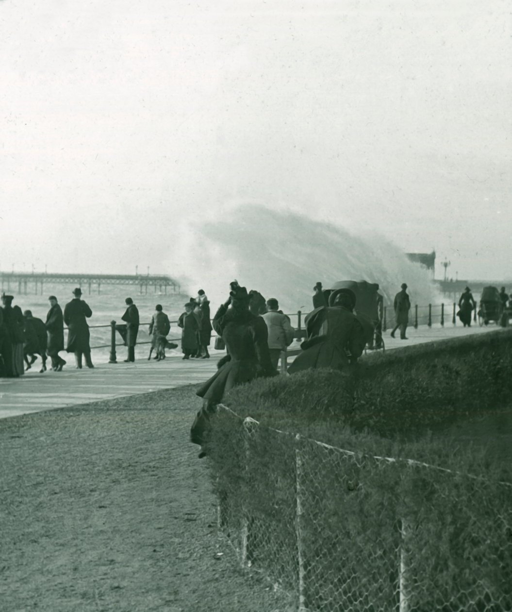 Røft hav over promenaden ved Hastings, Sussex, sent på 1800- og begynnelsen av 1900-tallet. av Unbekannt