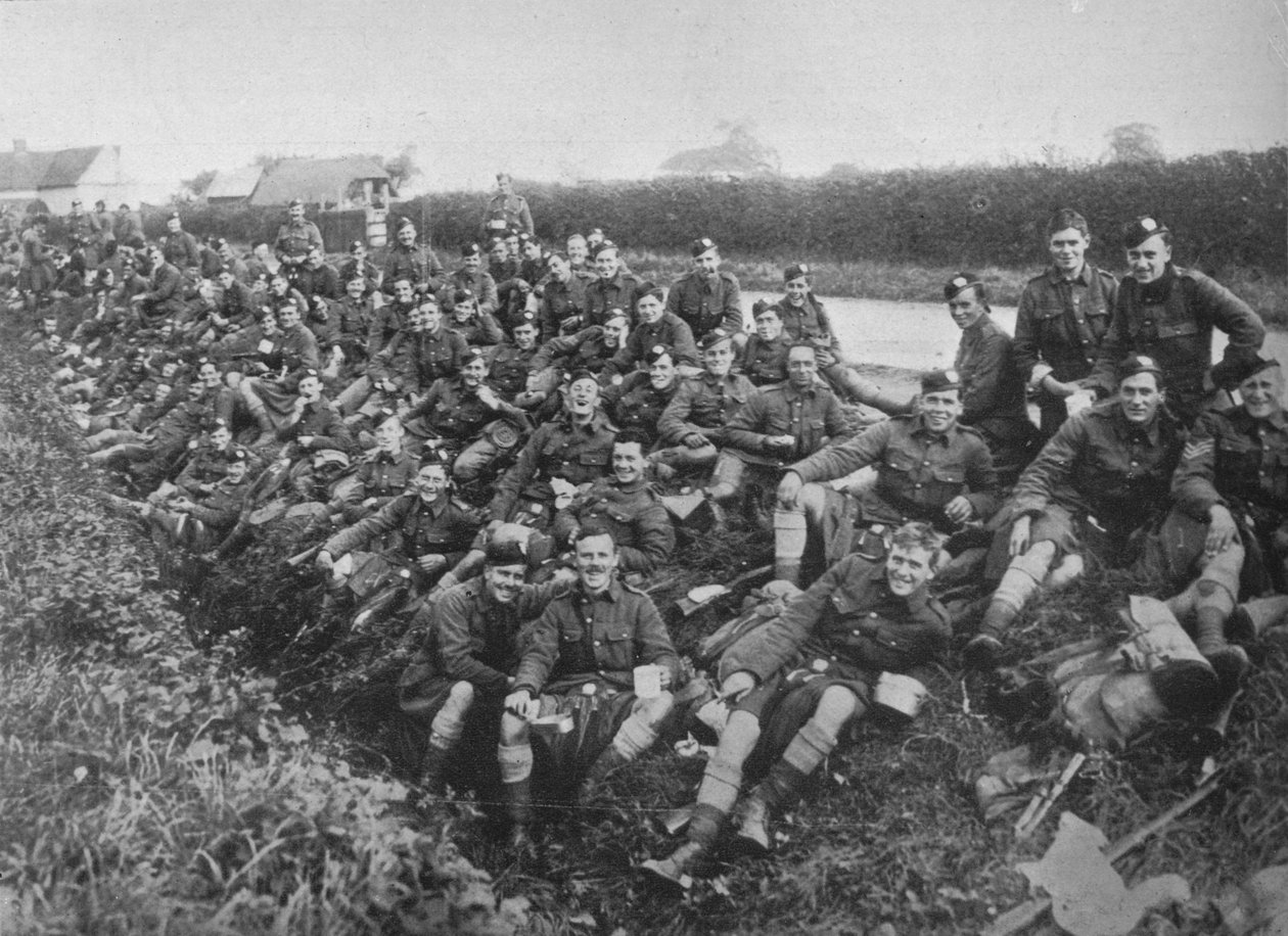 Rekrutter fra Royal Army Medical Corps inntar et måltid i det fri, 1915 av Unbekannt
