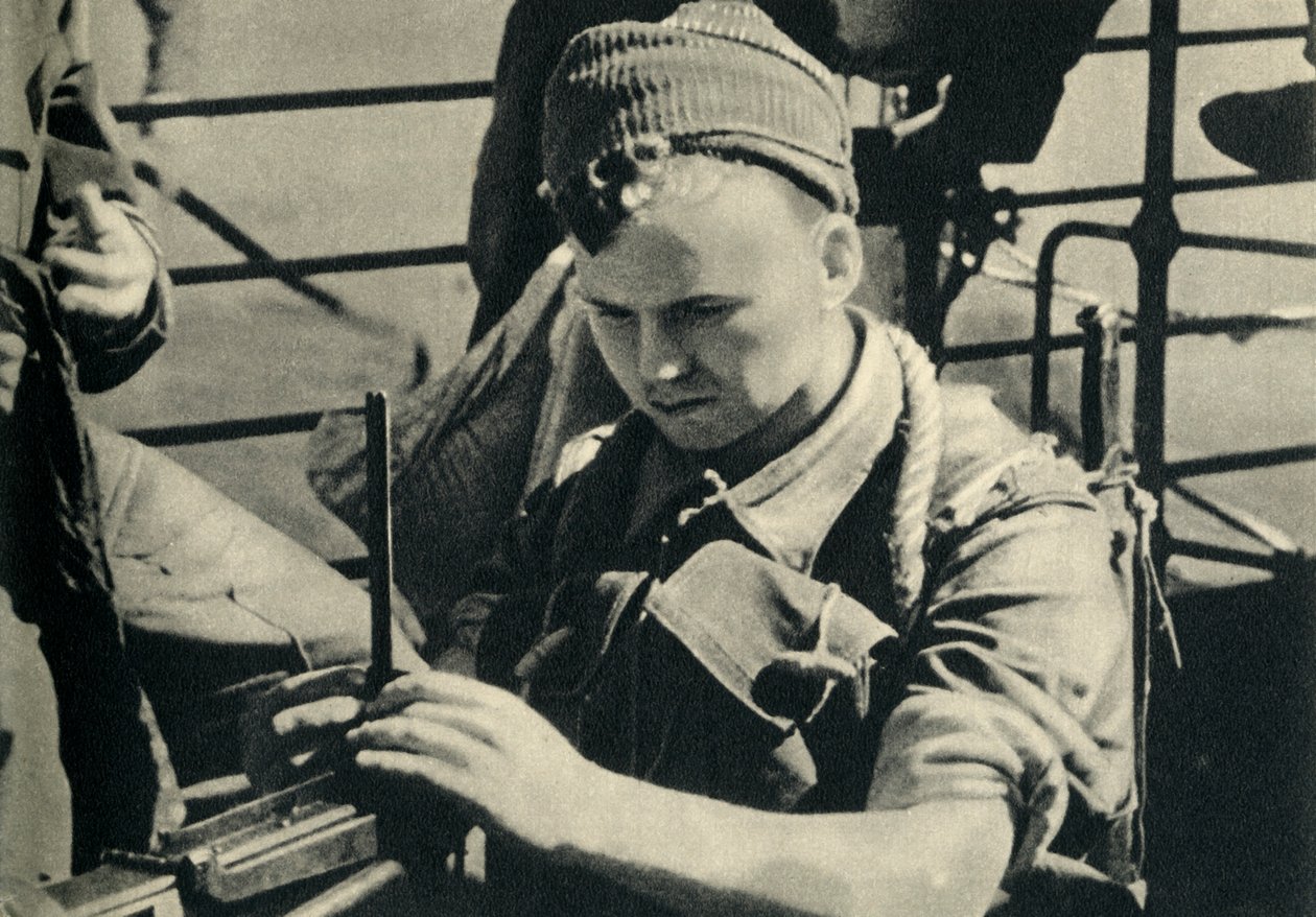 Royal Marine sjekker maskingeværet sitt, andre verdenskrig, c1939-c1943 1944. av Unbekannt