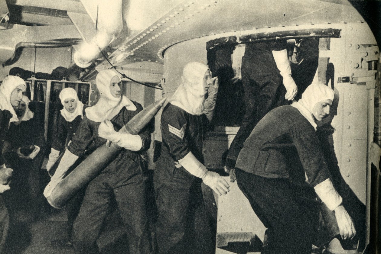 Royal Marines håndterer ammunisjon om bord på HMS Illustrious, andre verdenskrig, c1939-c1943 1944. av Unbekannt