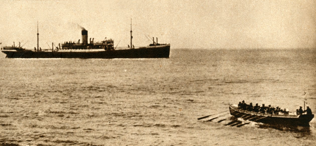 Royal marinekutter i ferd med å undersøke et skips papirer, første verdenskrig, 1914-1918, 1933. av Unbekannt