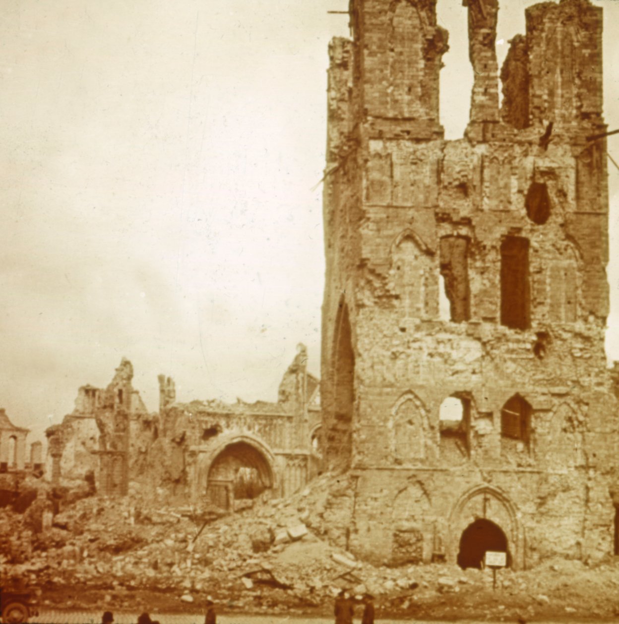 Ødelagt katedral, Ypres, Flandern, Belgia, c1914-c1918 av Unbekannt
