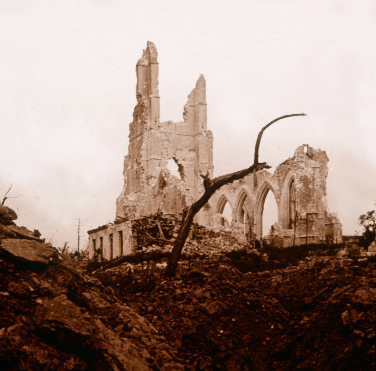 Ødelagt kirke, Ablain-Saint-Nazaire, Nord-Frankrike, c1914-c1918 av Unbekannt