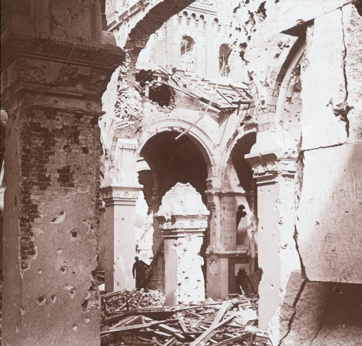 Ødelagt kirke, Albert, Nord-Frankrike, c1914-c1918 av Unbekannt