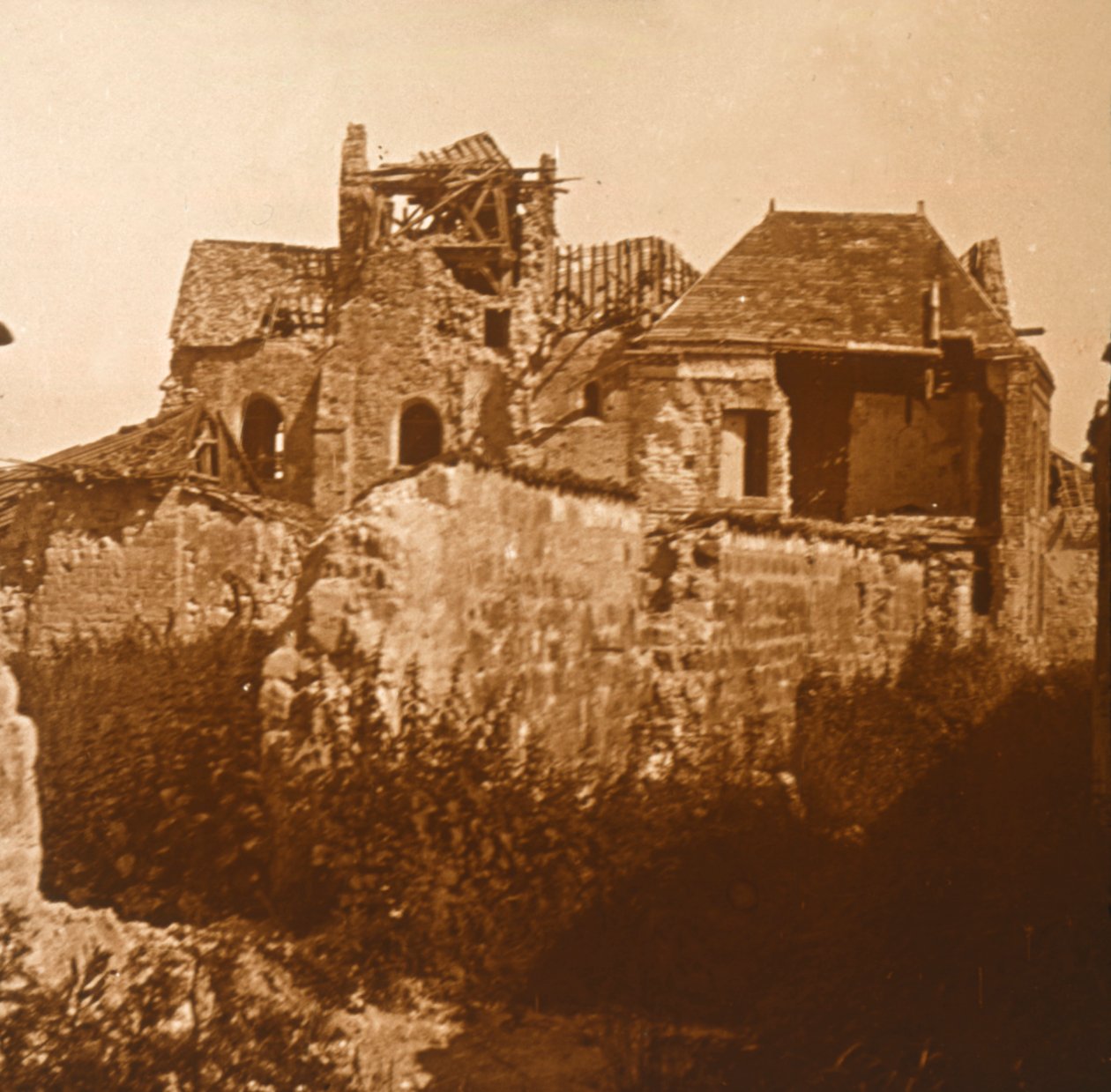 Ødelagt kirke, Beaumont-sur-Vesle, Nord-Frankrike, c1914-c1918 av Unbekannt