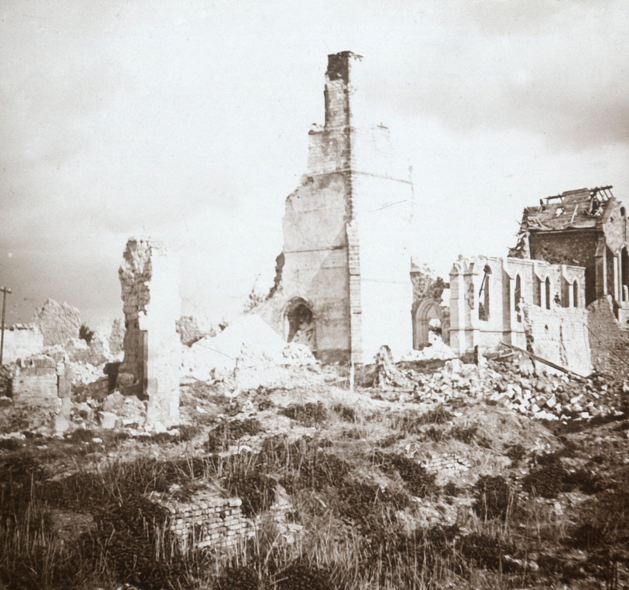 Ødelagt kirke, Chauny, Nord-Frankrike, c1914-c1918 av Unbekannt