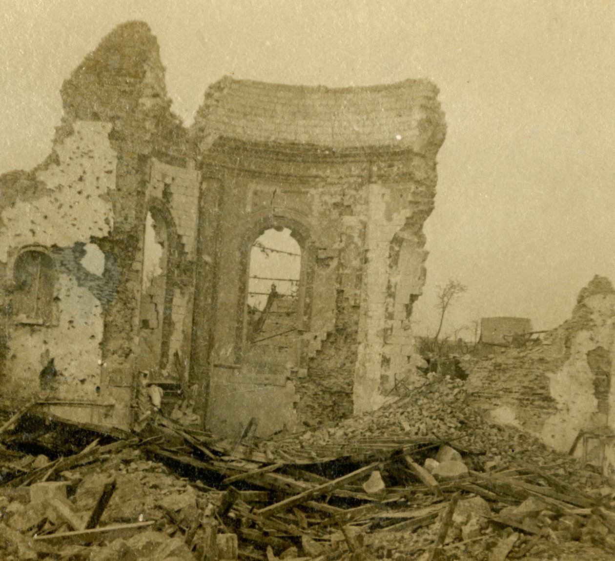 Ødelagt kirke, Combles, Nord-Frankrike, c1914-c1918 av Unbekannt