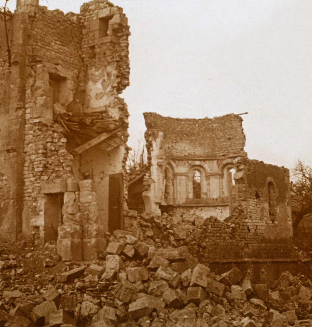 Ødelagt kirke, Trésauvaux, Nord-Frankrike, c1914-c1918 av Unbekannt