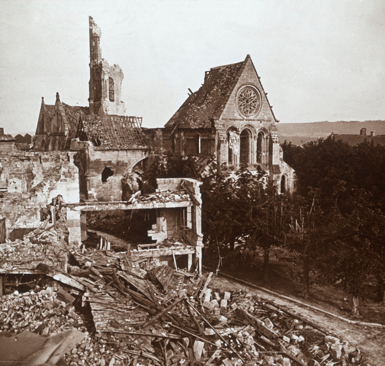 Ødelagt kirke, Vauxaillon, Nord-Frankrike, c1914-c1918 av Unbekannt