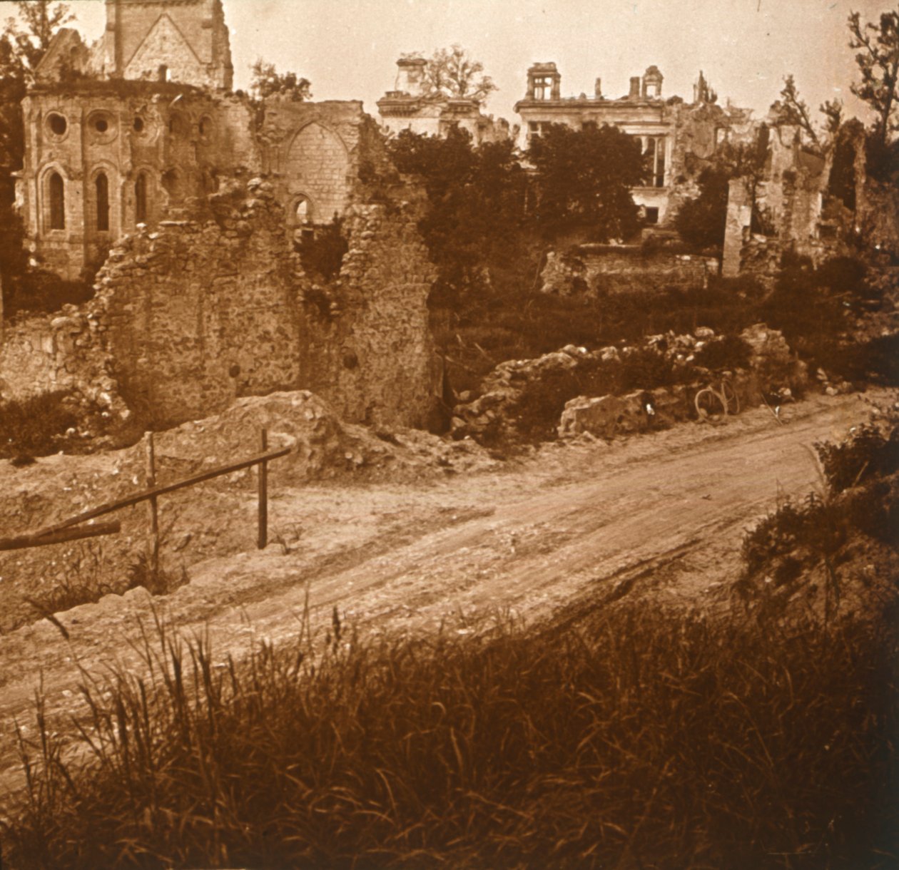 Ødelagt kirke og slott, Frankrike, c1914-c1918 av Unbekannt