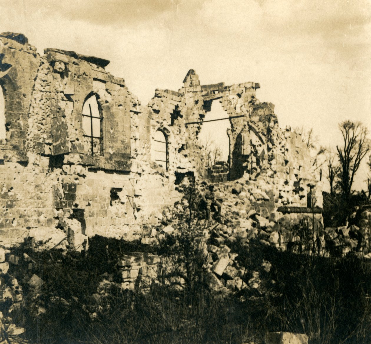 Ødelagt kirke i Dreslincourt, Nord-Frankrike, c1914-c1918 av Unbekannt